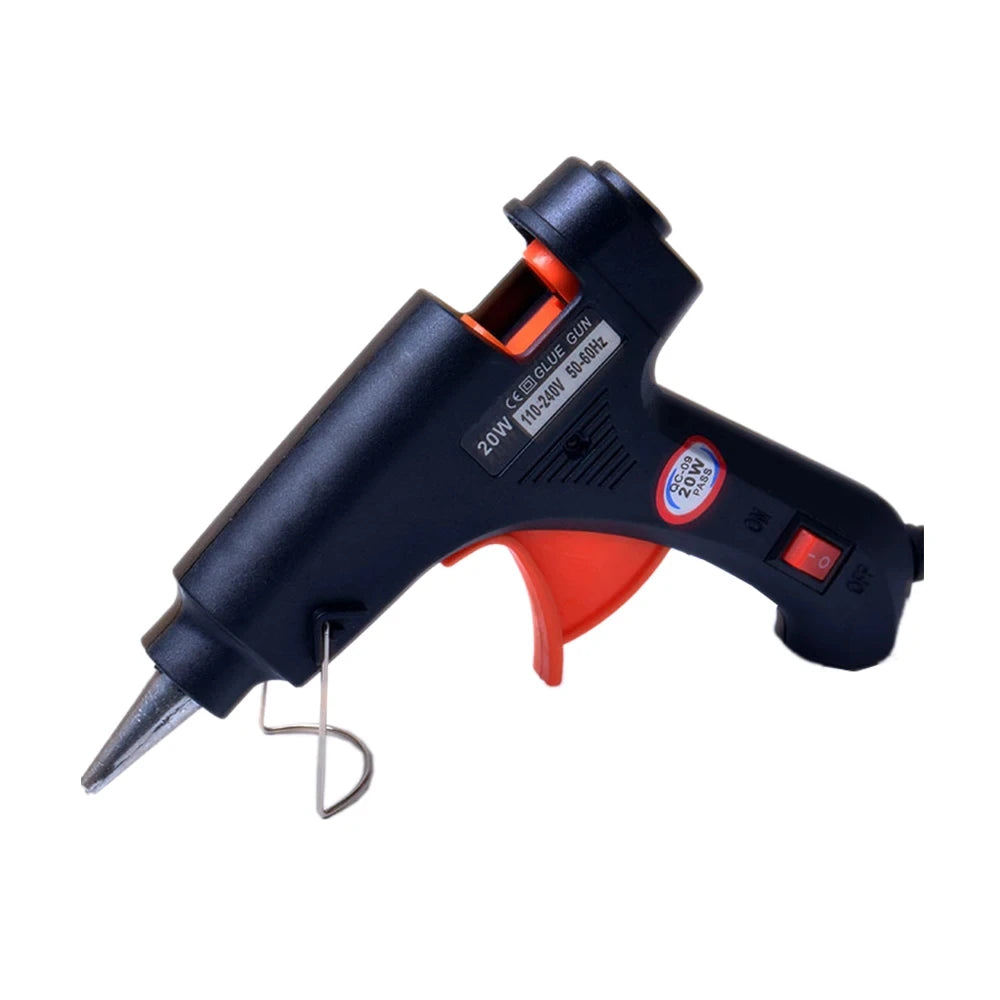 Pistola de cola quente elétrica com bastão de 7 mm em fundo branco