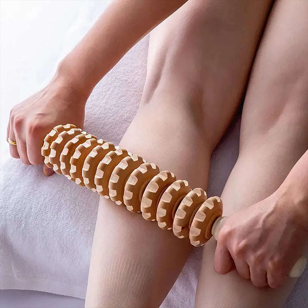 Massageador corporal de madeira rolo manual em fundo branco