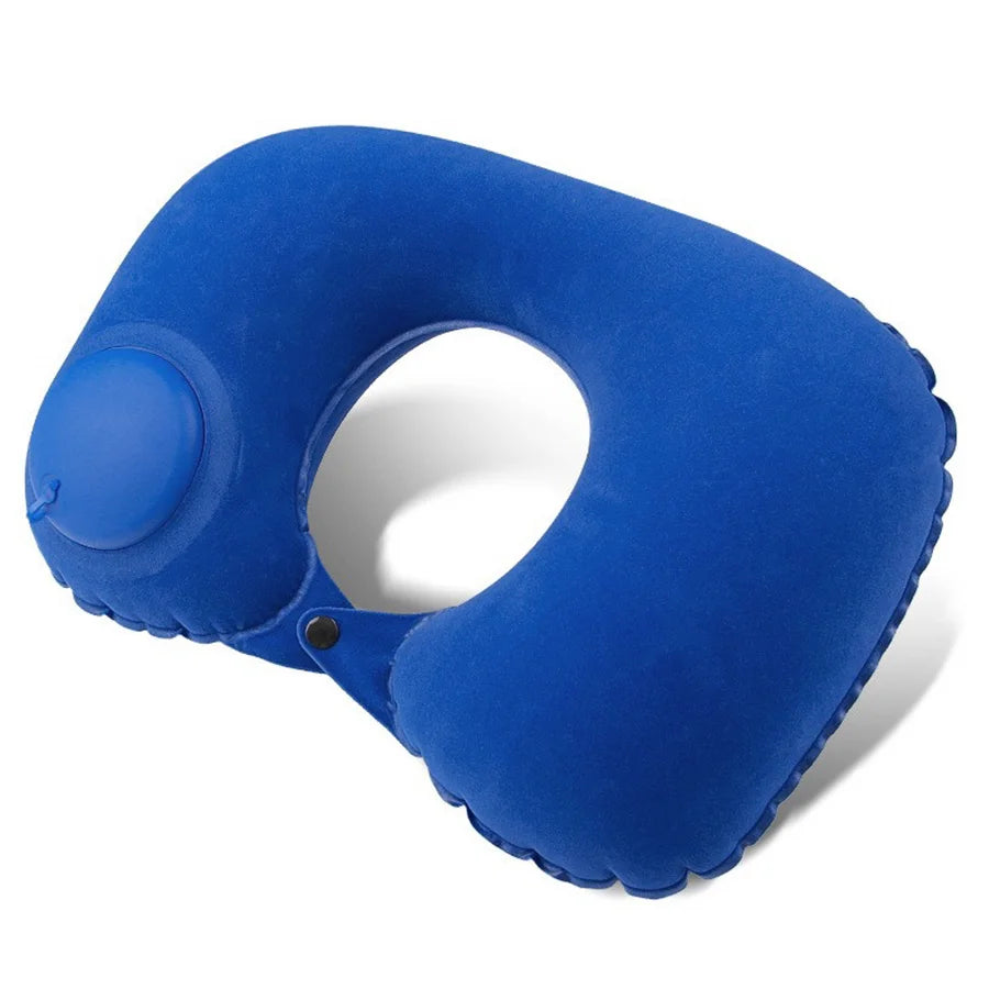 Travesseiro de pescoço inflável portátil para viagem em fundo branco