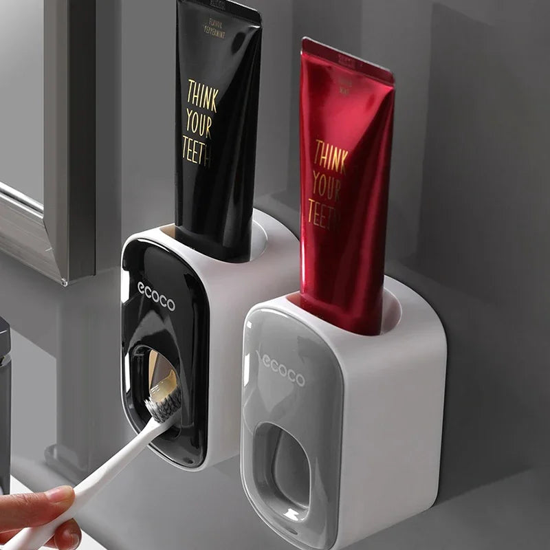 Dispenser automático de pasta de dente de parede em fundo branco