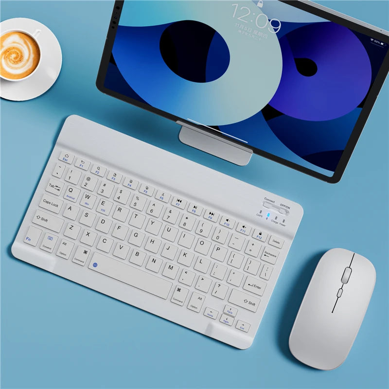 Teclado bluetooth ultra slim portátil em fundo branco