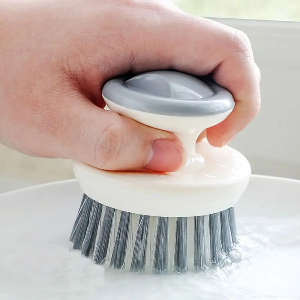 Escova multiuso de limpeza para cozinha com cerdas resistentes em fundo branco