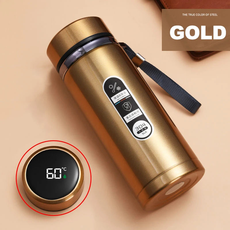 Garrafa térmica inox com display LED de temperatura em fundo branco
