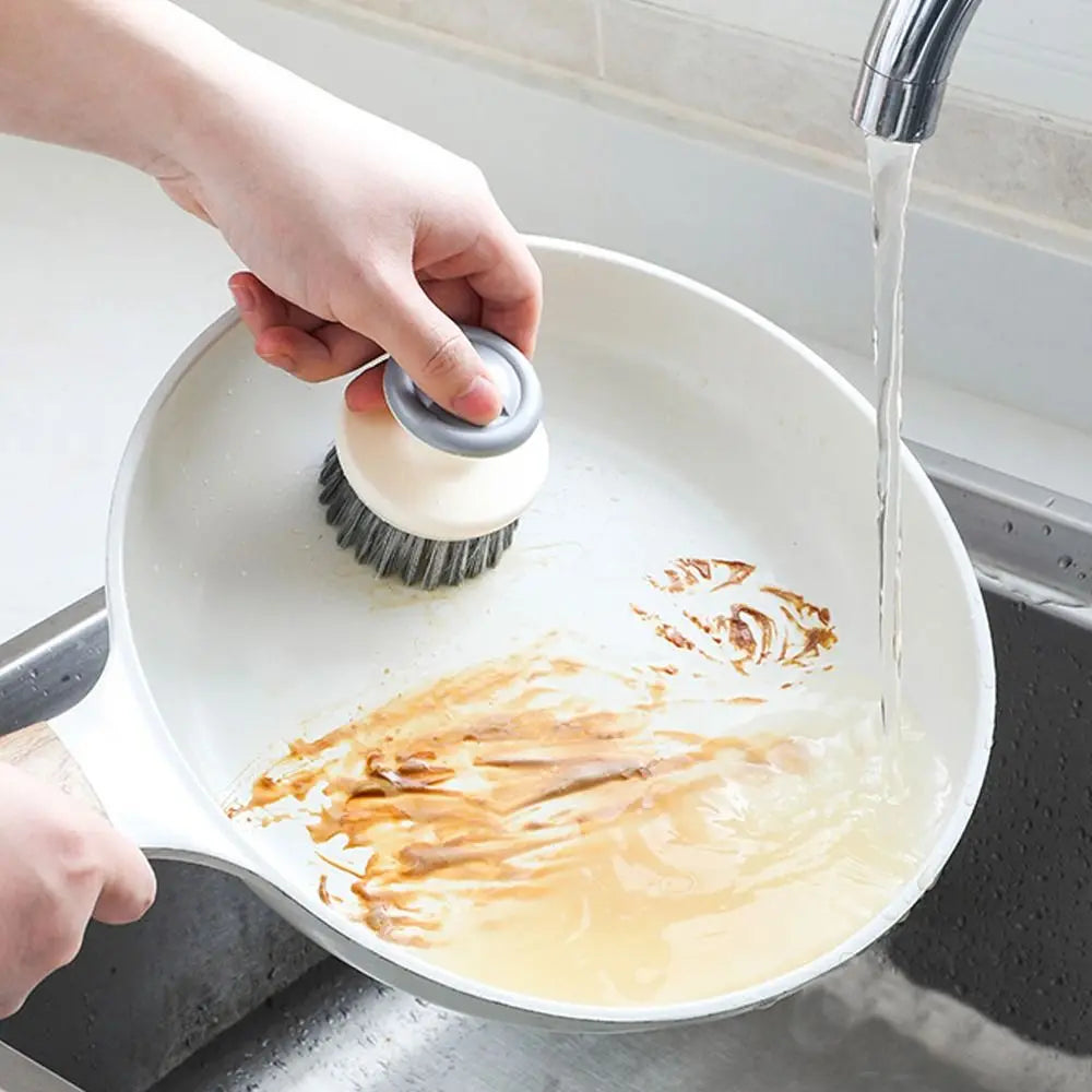 Escova multiuso de limpeza para cozinha com cerdas resistentes em fundo branco