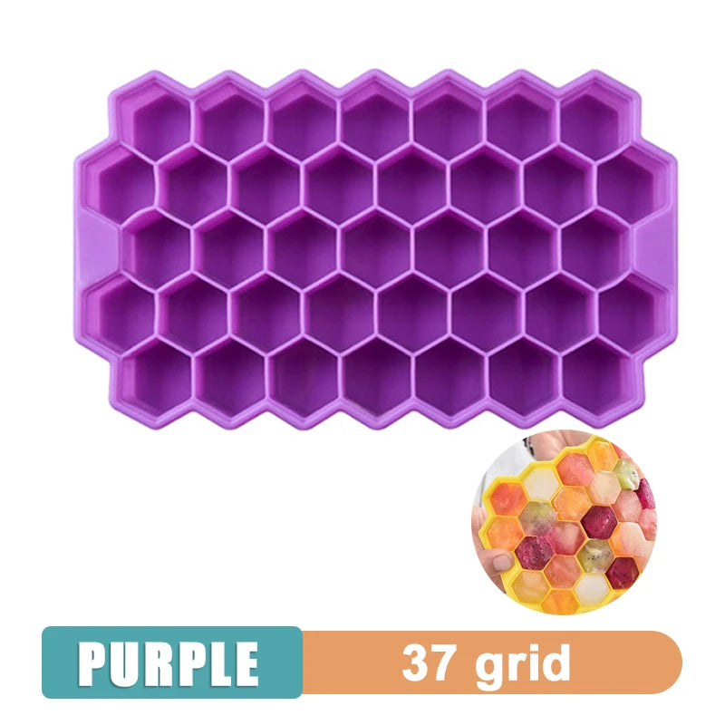 Forma de gelo em silicone com cubos grandes e tampa fechada em fundo branco
