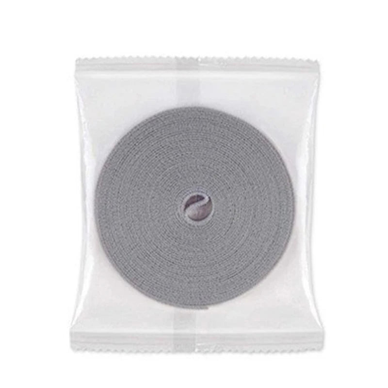 Fita velcro organizadora de cabos reutilizável em fundo branco
