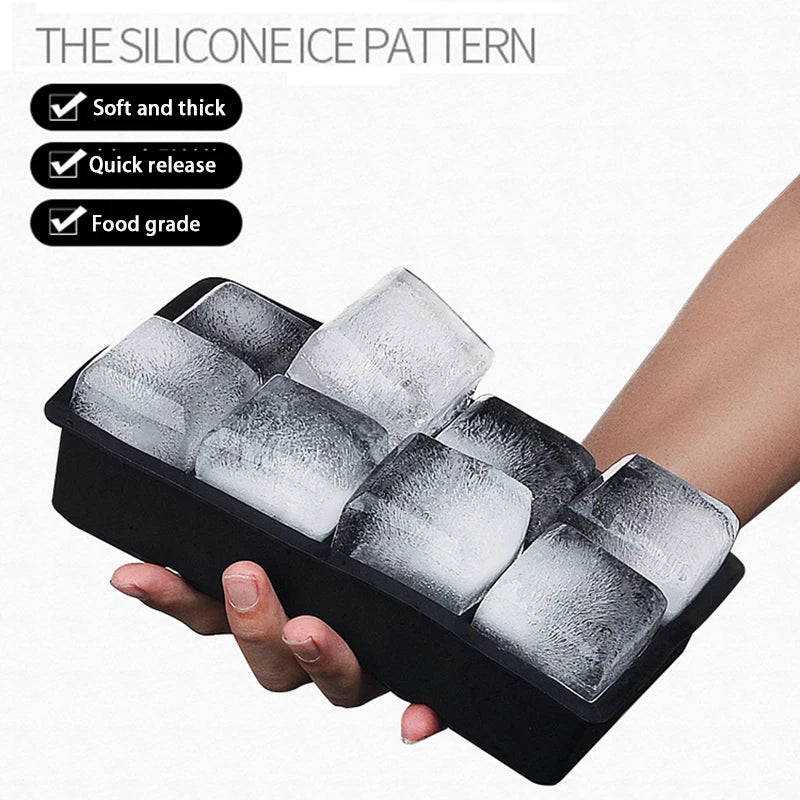 Forma de gelo em silicone com cubos grandes e tampa fechada em fundo branco