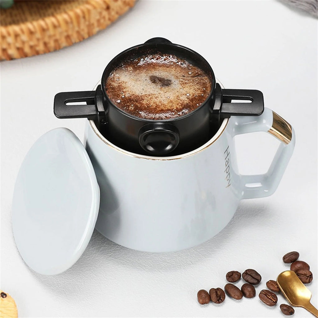 Cafeteira coador portátil inox com caneca térmica em fundo branco