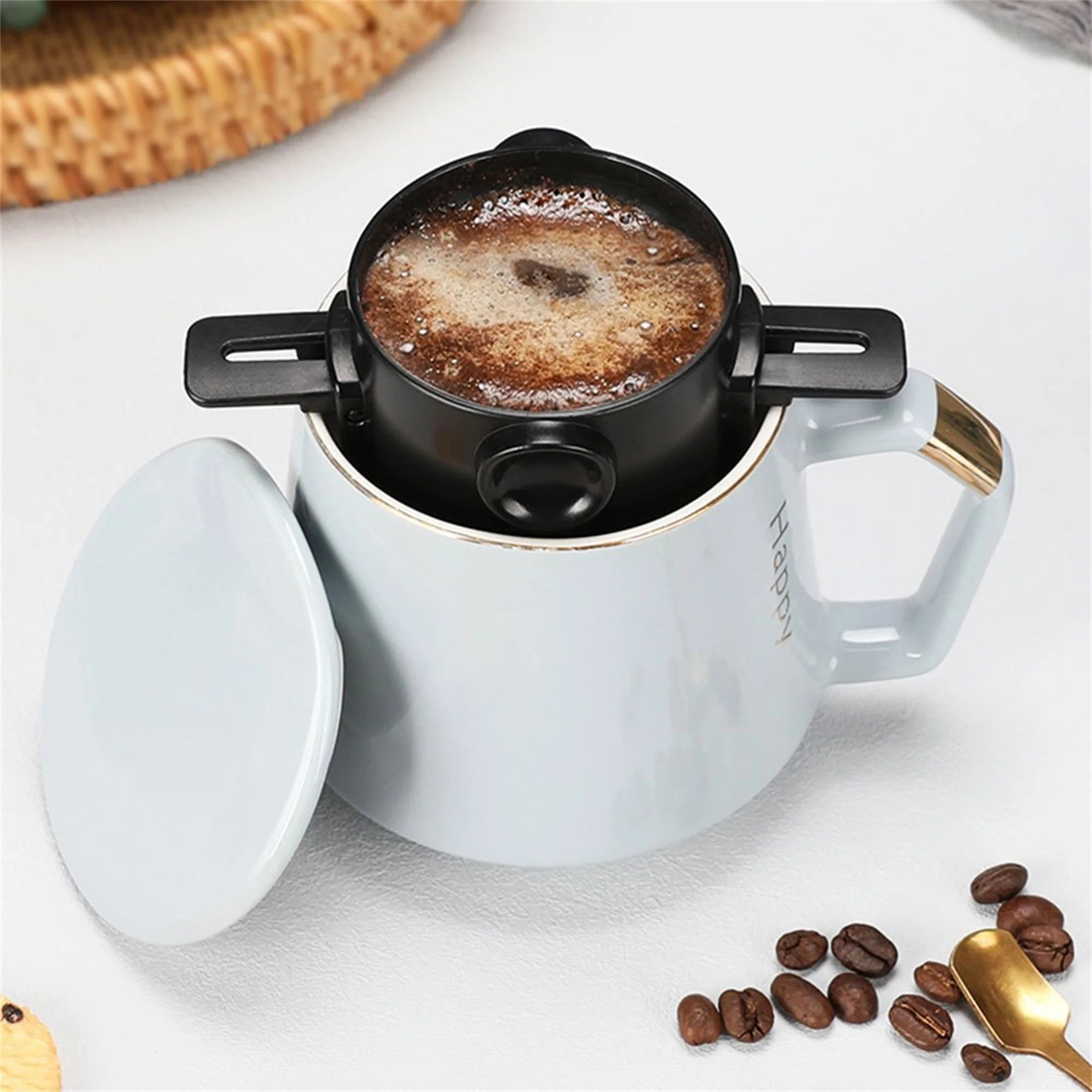 Cafeteira coador portátil inox com caneca térmica em fundo branco