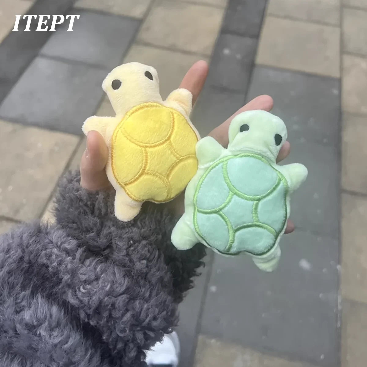 Brinquedo mordedor para cães tartaruga de pelúcia resistente em fundo branco