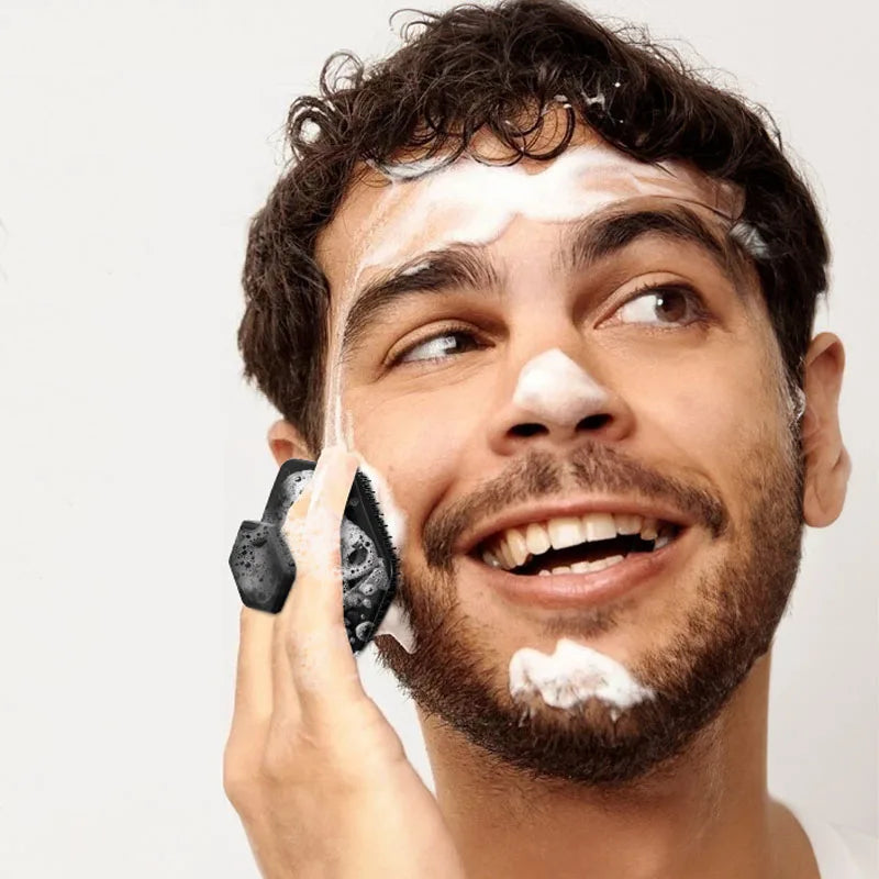 Escova facial de silicone limpeza profunda em fundo branco