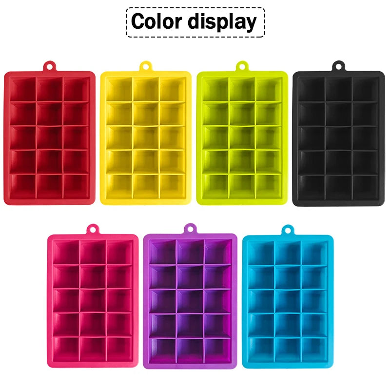 Forma de gelo em silicone com cubos grandes e tampa fechada em fundo branco