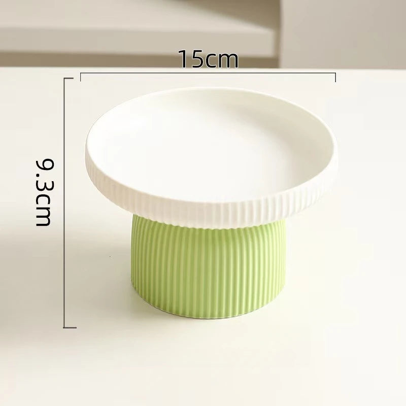 Tigela elevada de cerâmica para gatos e cães antiderrapante ergonômica em fundo branco
