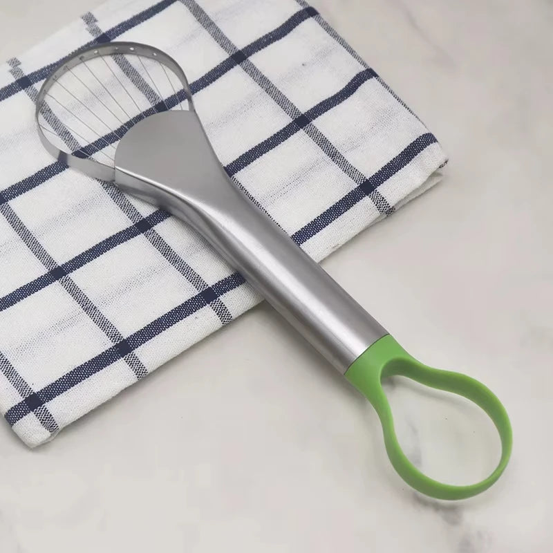 Fatiador de abacate 2 em 1 em aço inox em fundo branco