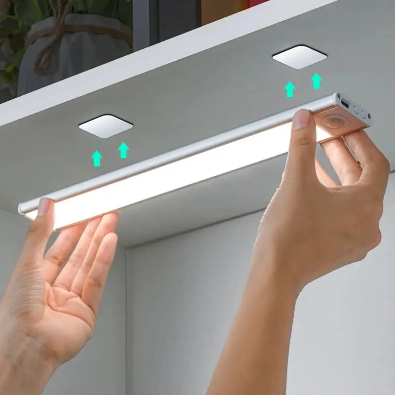 Luz noturna LED com sensor de movimento em fundo branco