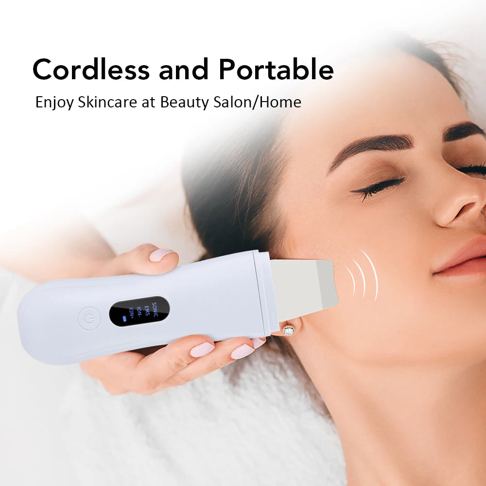 Espátula ultrassônica facial com 4 modos para limpeza de poros em fundo branco