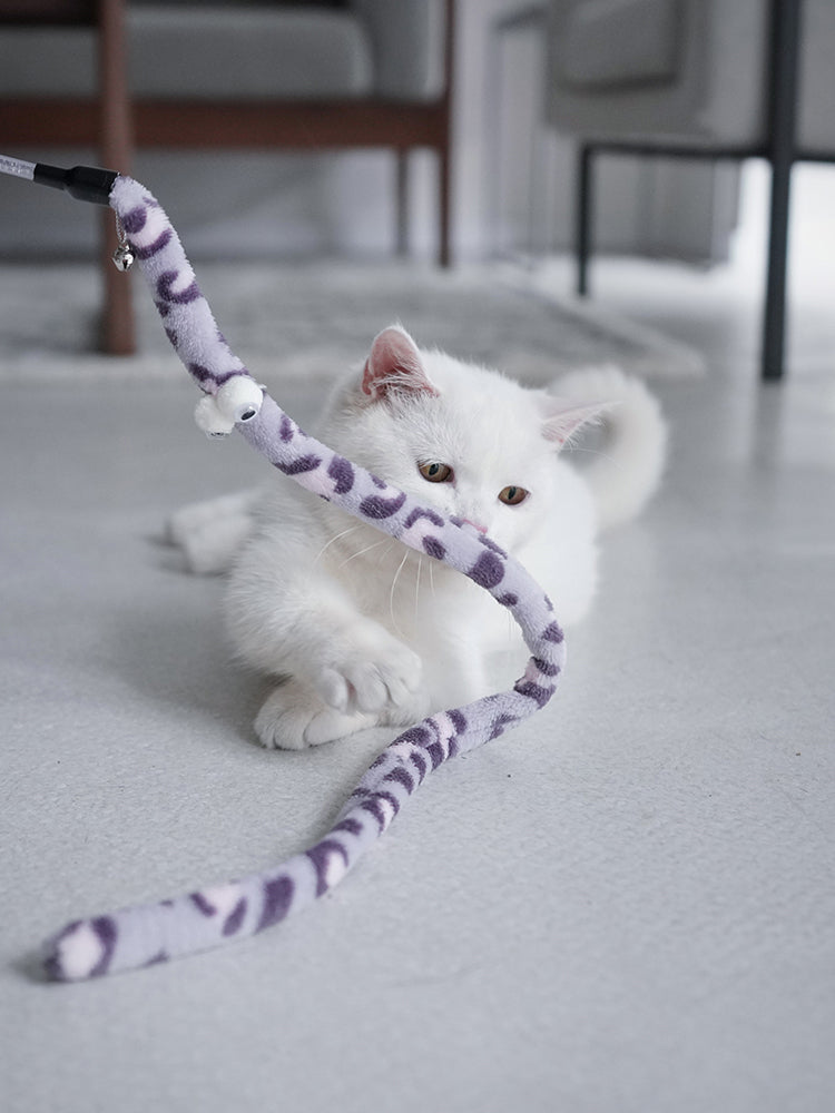 Varinha interativa com penas e sino para gatos em fundo branco