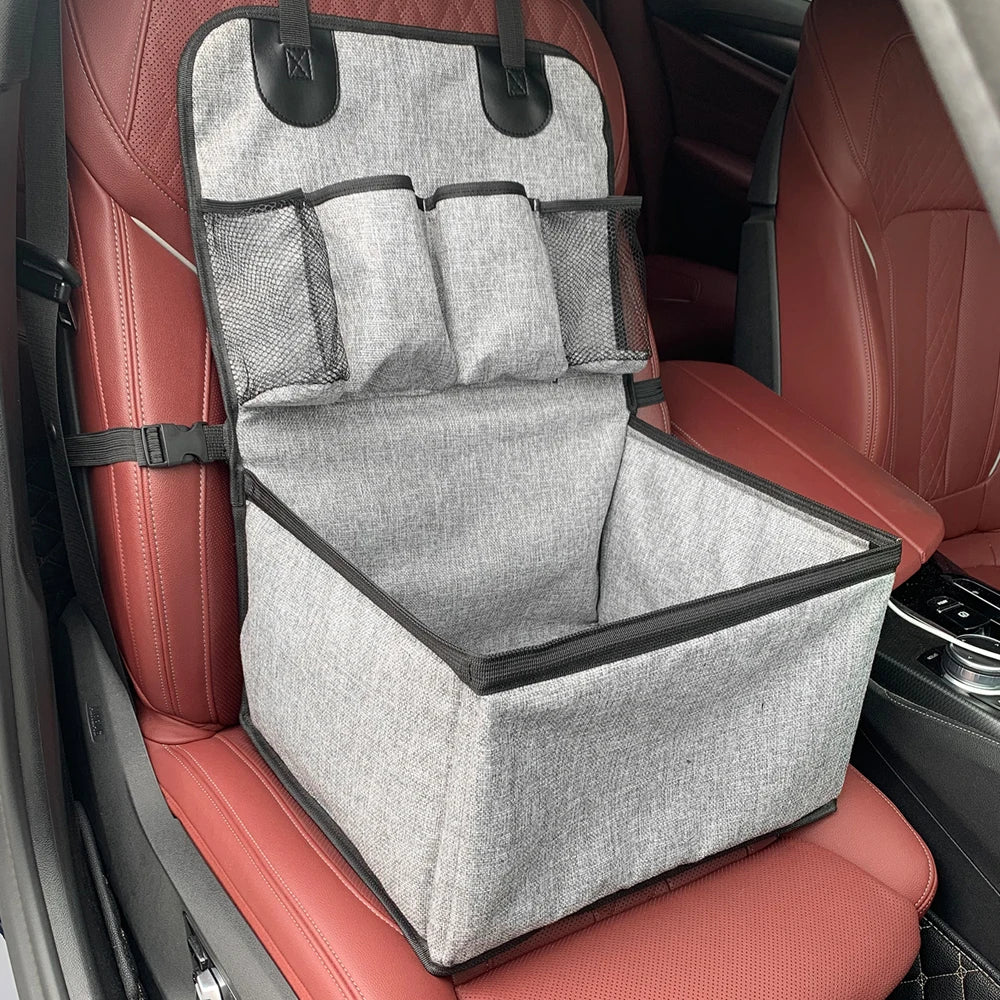 Cadeira elevatória pet para banco dianteiro do carro com bolsos em fundo branco
