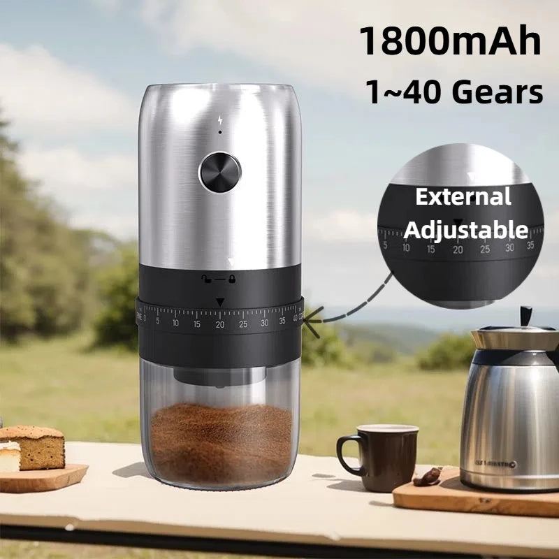Moedor de café elétrico portátil USB com ajuste de moagem em fundo branco