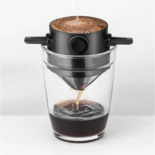 Cafeteira coador portátil inox com caneca térmica em fundo branco