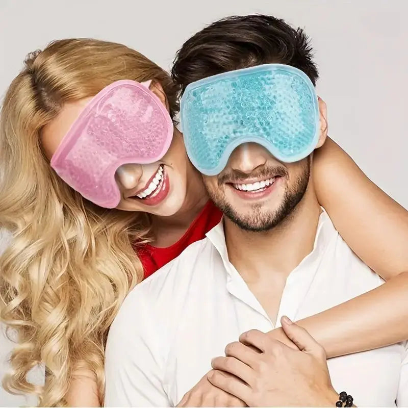 Máscara de gel para olhos com compressa quente e fria em fundo branco