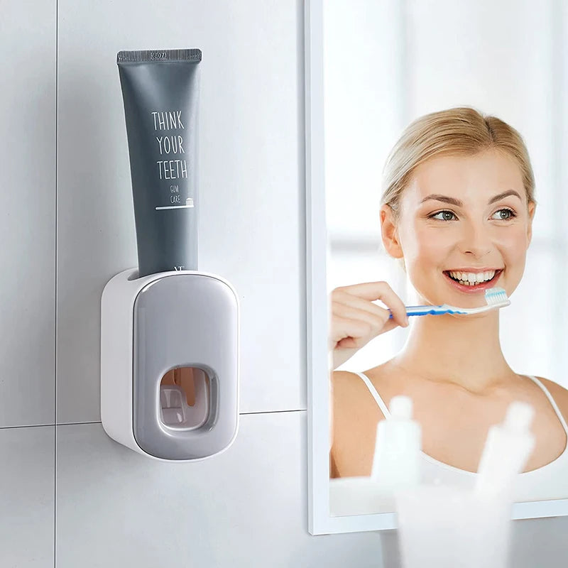 Dispenser automático de pasta de dente de parede em fundo branco