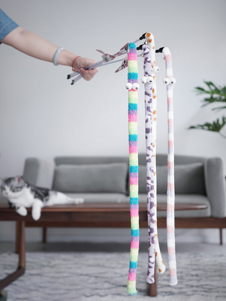 Varinha interativa com penas e sino para gatos em fundo branco