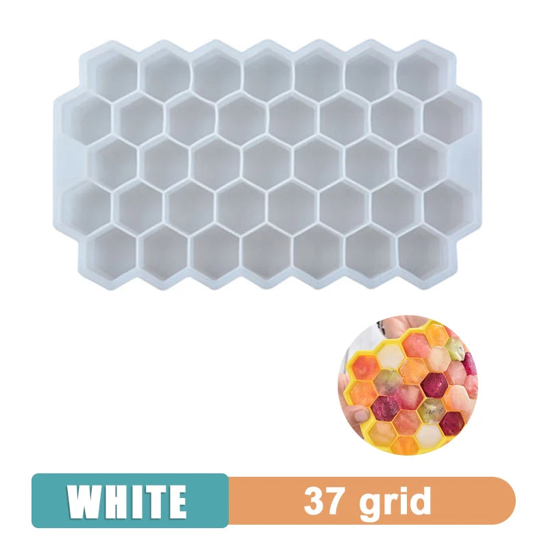 Forma de gelo em silicone com cubos grandes e tampa fechada em fundo branco