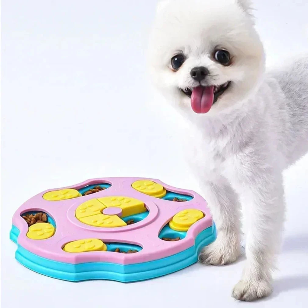 Comedouro puzzle interativo antiderrapante para cães e gatos em fundo branco