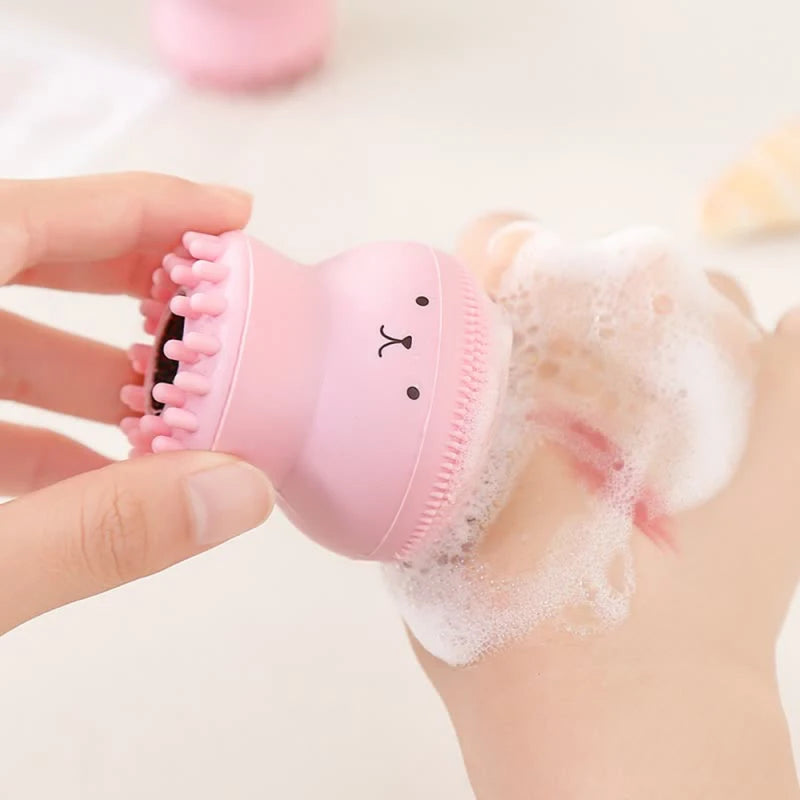 Escova facial de silicone sônica para limpeza profunda em fundo branco