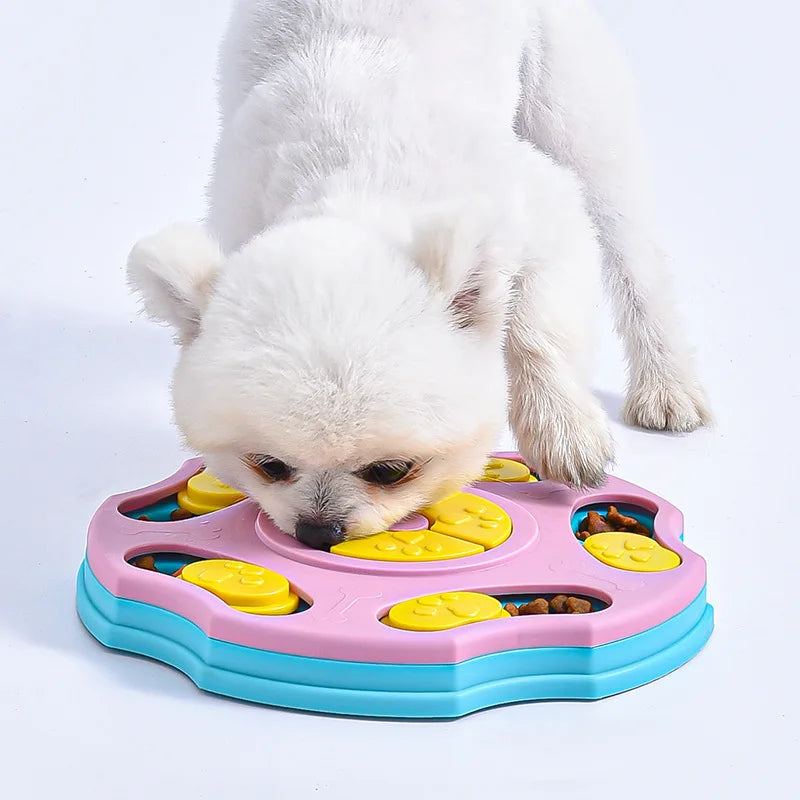 Comedouro puzzle interativo antiderrapante para cães e gatos em fundo branco