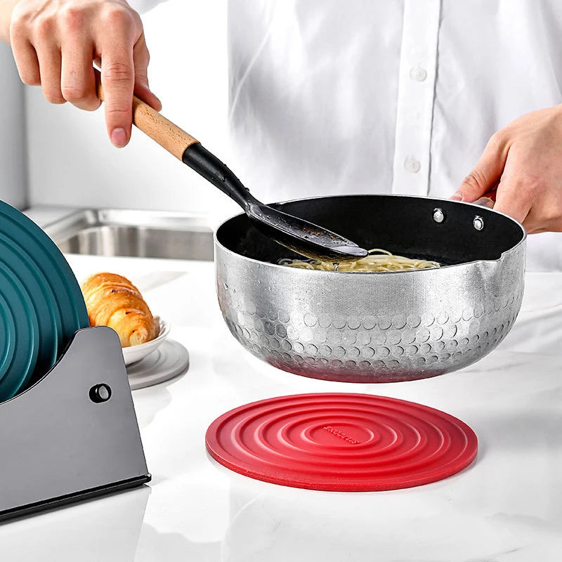 Suporte de silicone para panelas e travessas quentes antiaderente em fundo branco