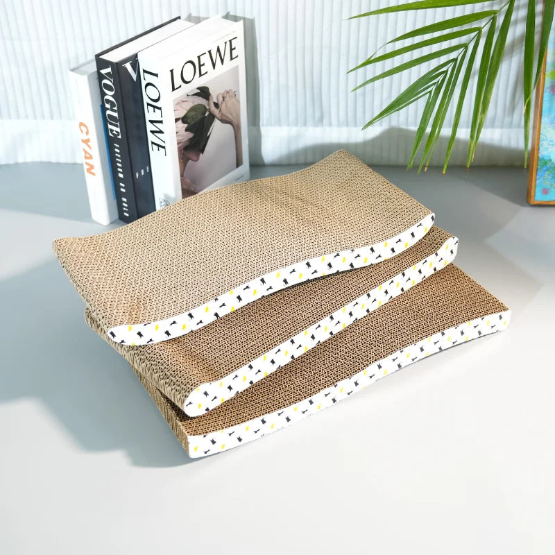 Arranhador de papelão ondulado formato onda para gatos em fundo branco