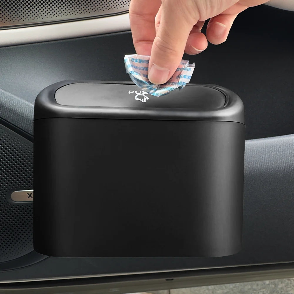 Lixeira de carro portátil antivazamento com tampa e alça em fundo branco