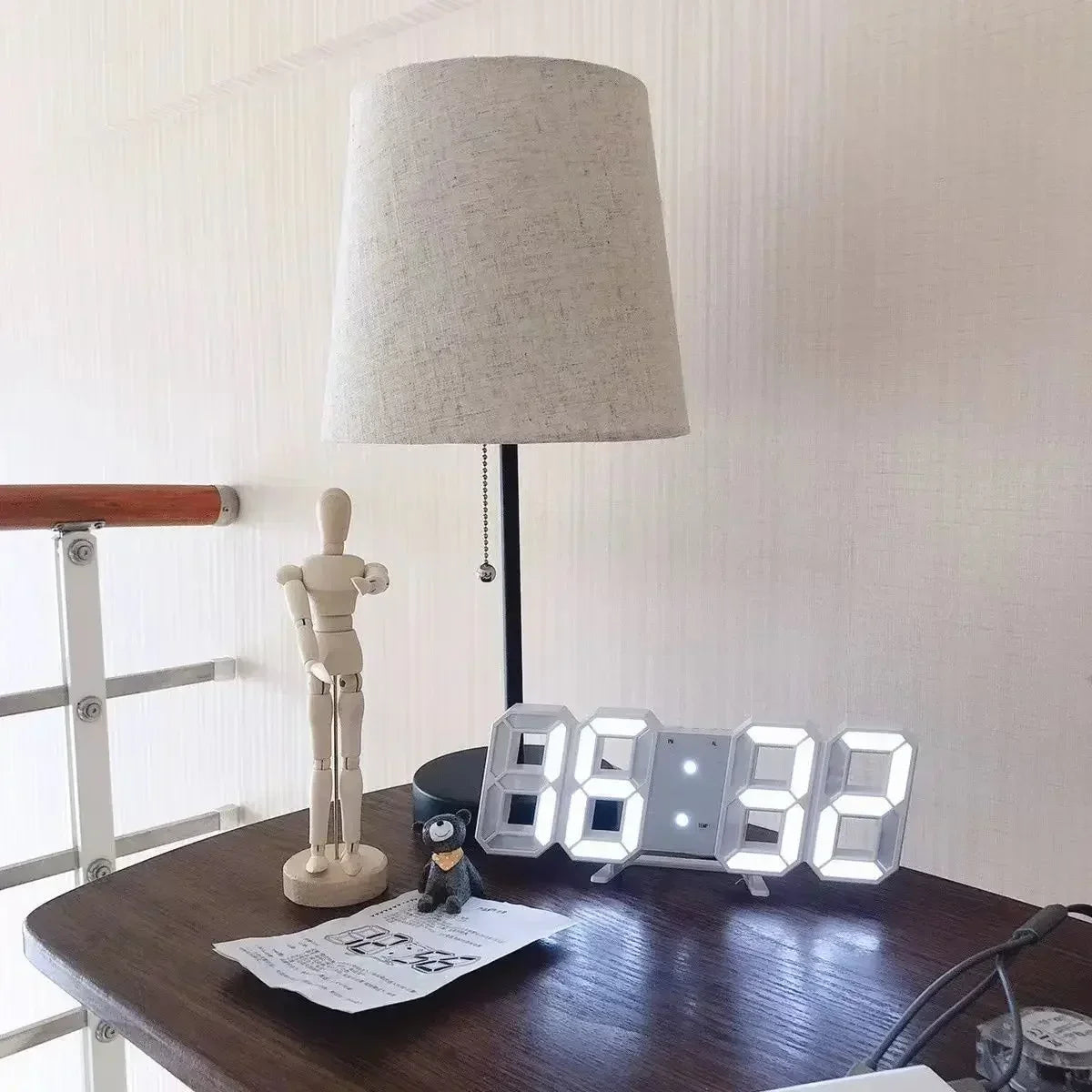 Relógio digital LED 3D de parede com modo noite em fundo branco