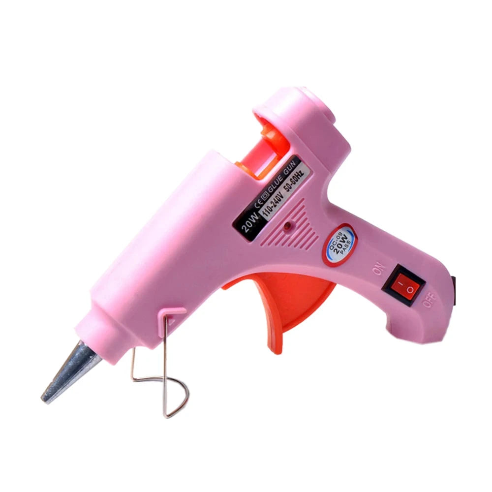 Pistola de cola quente elétrica com bastão de 7 mm em fundo branco