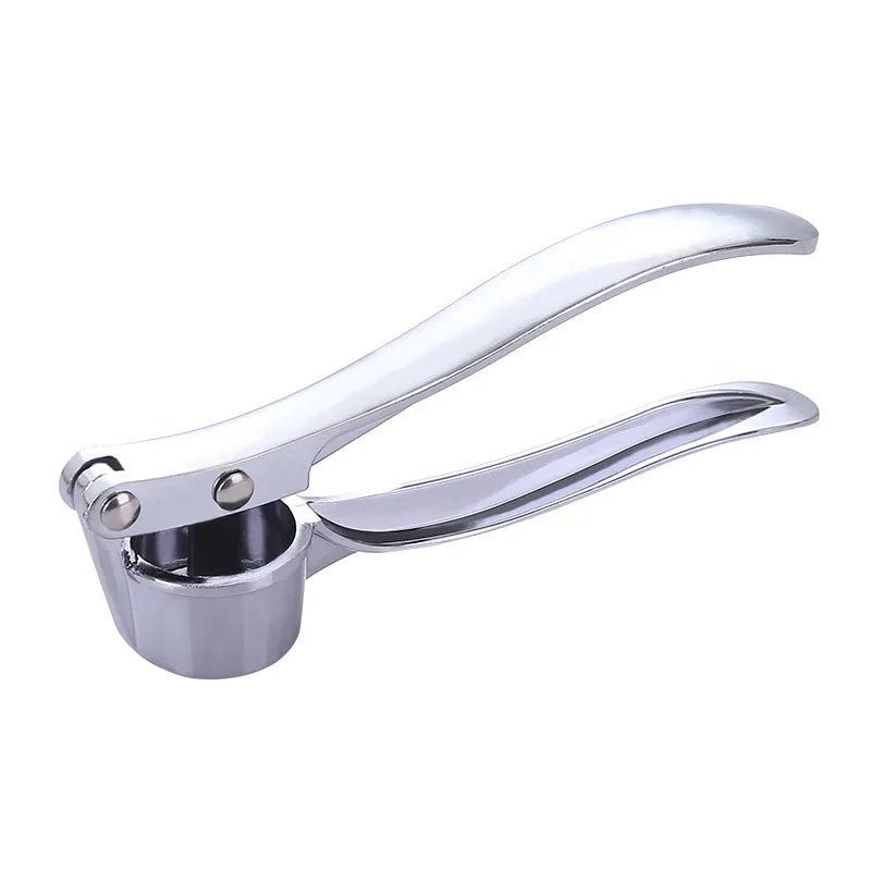 Espremedor de alho manual em aço inox com alça ergonômica em fundo branco