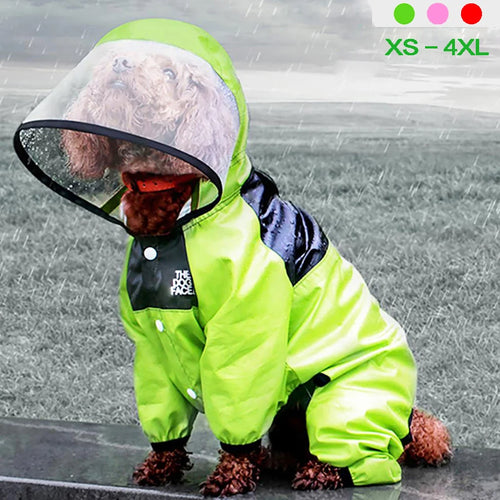 Capa de chuva impermeável para cães com capuz em fundo branco