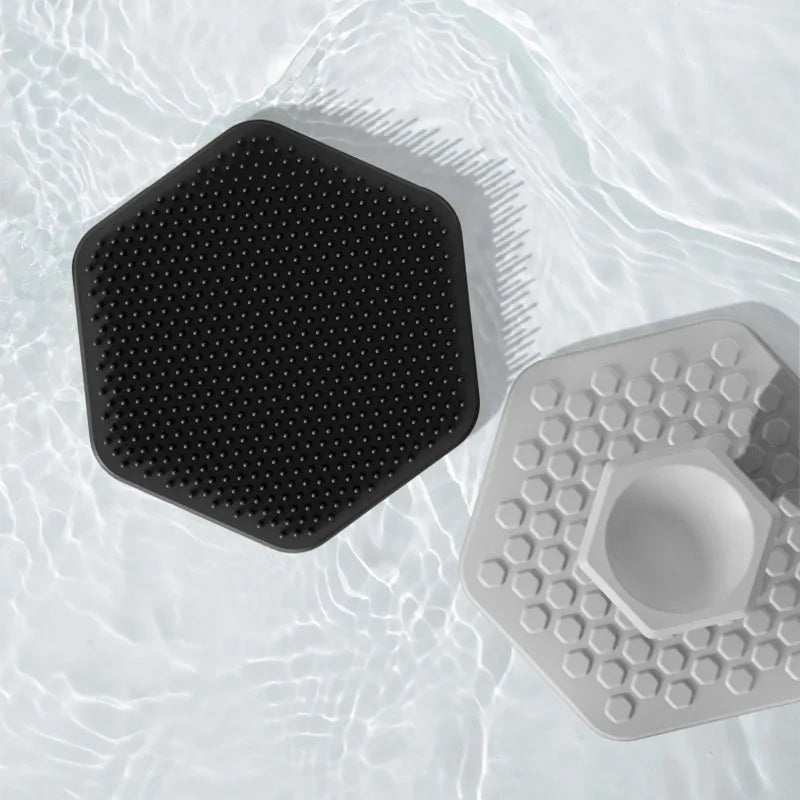 Escova facial de silicone limpeza profunda em fundo branco