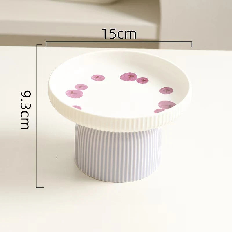 Tigela elevada de cerâmica para gatos e cães antiderrapante ergonômica em fundo branco