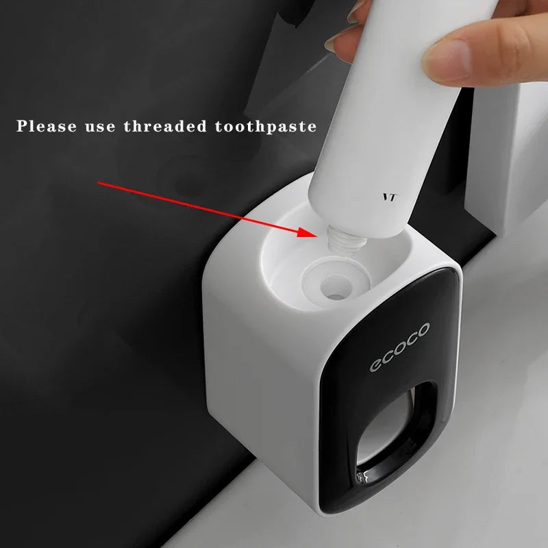 Dispenser automático de pasta de dente de parede em fundo branco