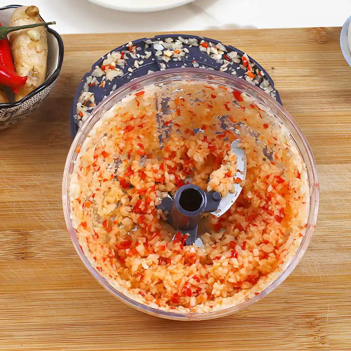 Picador manual de cordinha para alho cebola e legumes em fundo branco