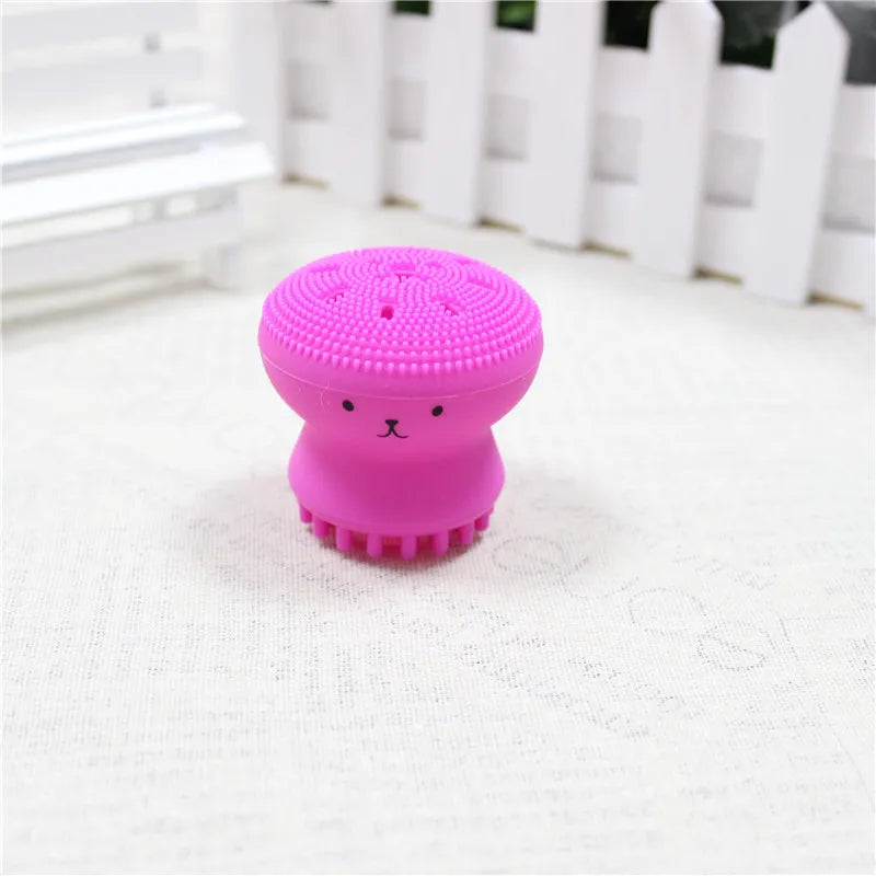 Escova facial de silicone sônica para limpeza profunda em fundo branco