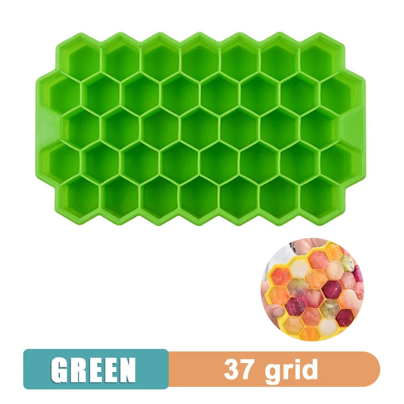 Forma de gelo em silicone com cubos grandes e tampa fechada em fundo branco