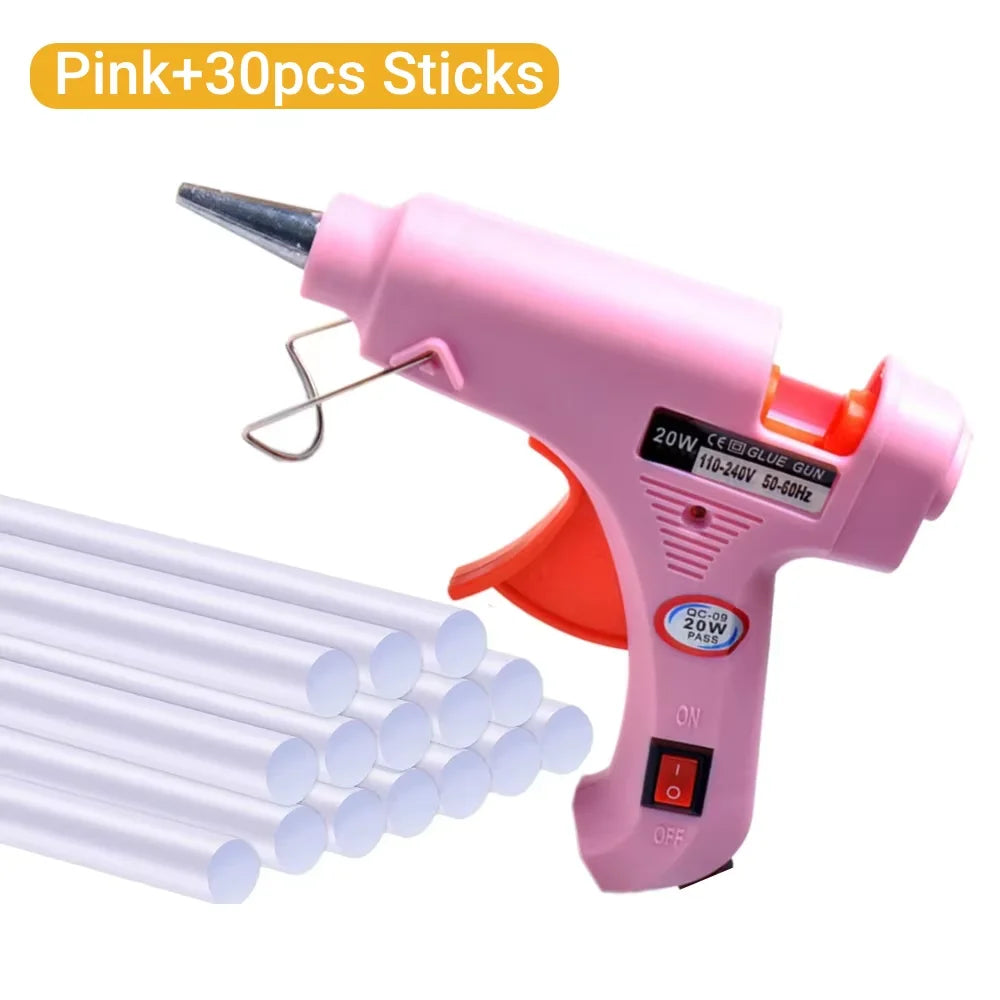 Pistola de cola quente elétrica com bastão de 7 mm em fundo branco