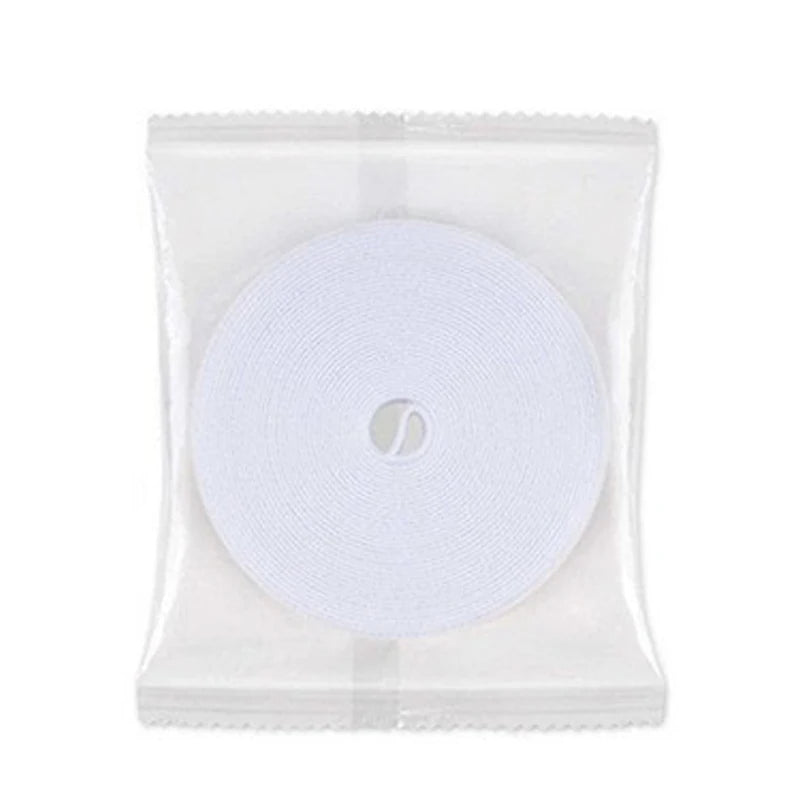 Fita velcro organizadora de cabos reutilizável em fundo branco