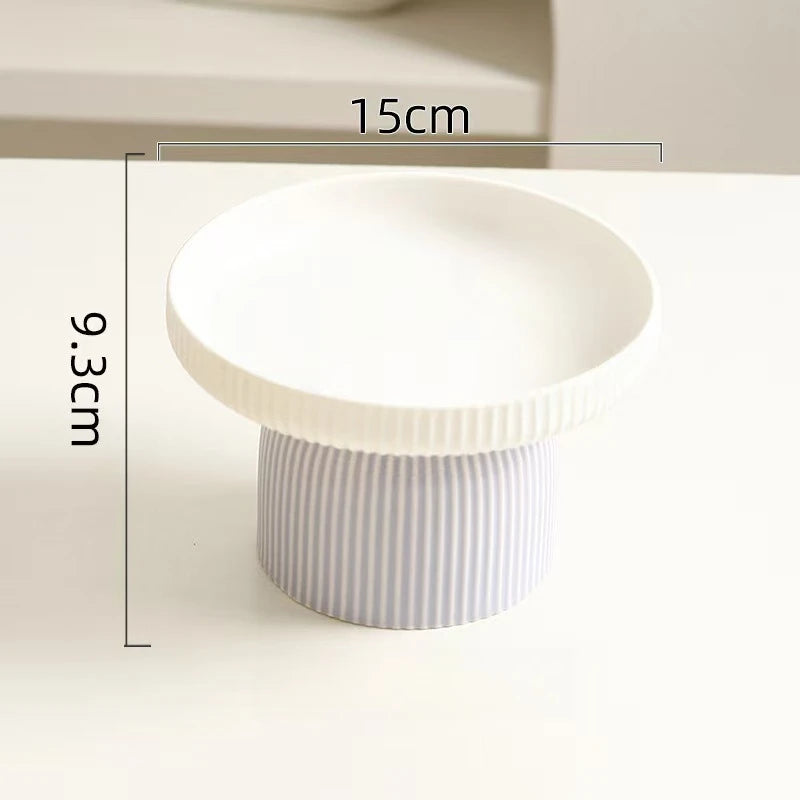 Tigela elevada de cerâmica para gatos e cães antiderrapante ergonômica em fundo branco