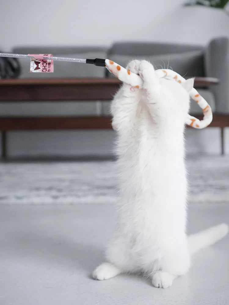 Varinha interativa com penas e sino para gatos em fundo branco