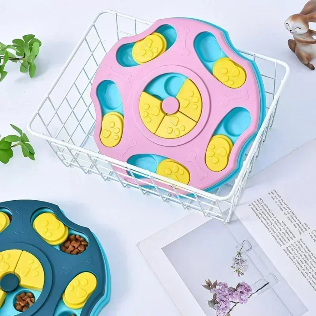 Comedouro puzzle interativo antiderrapante para cães e gatos em fundo branco
