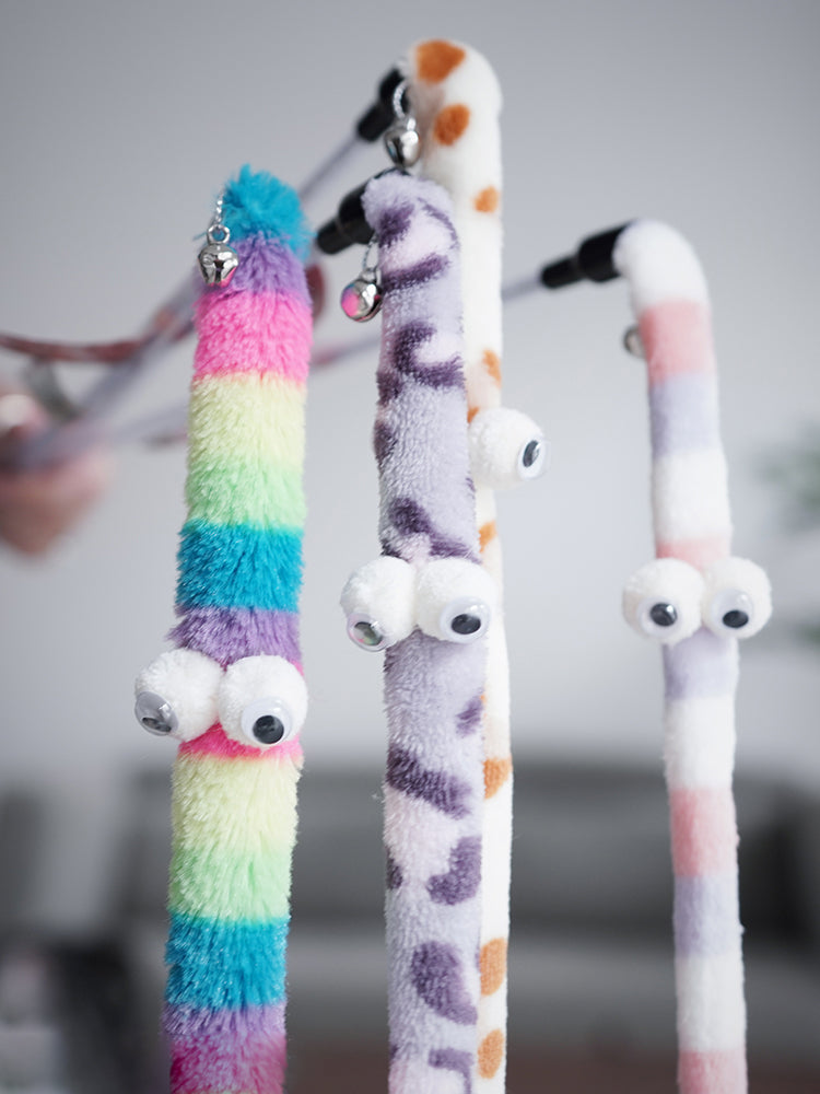 Varinha interativa com penas e sino para gatos em fundo branco